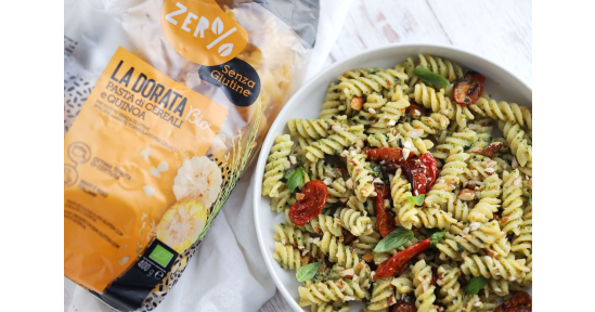 Fusilli senza glutine La Dorata con crema di zucchine e basilico, pomodorini al forno e mandorle