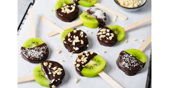 Kiwi ricoperti al cioccolato fondente con granella