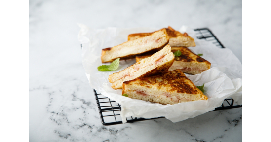 Toast dolce con composta di fragole e ricotta al limone