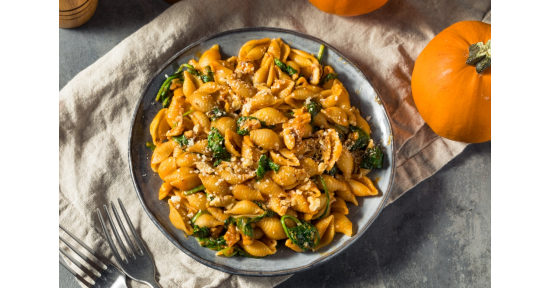 Conchiglie di lenticchie rosse e quinoa con crema di zucca, bietoline e noci