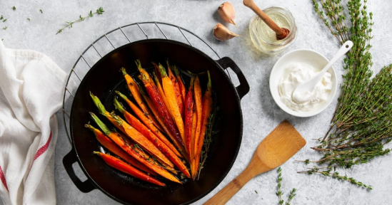 Carote arrosto con salsa di yogurt e crema di mandorle