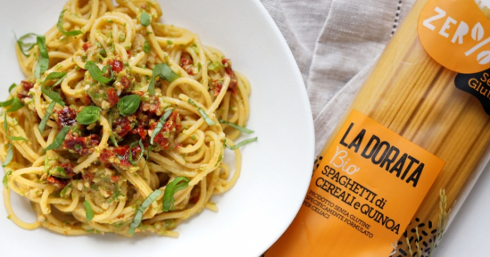 Spaghetti senza glutine La Dorata con pesto di asparagi, pomodori secchi e mandorle