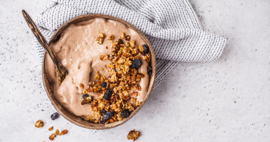 Smoothie bowl con banana, latte di cocco, crema di nocciole e granola